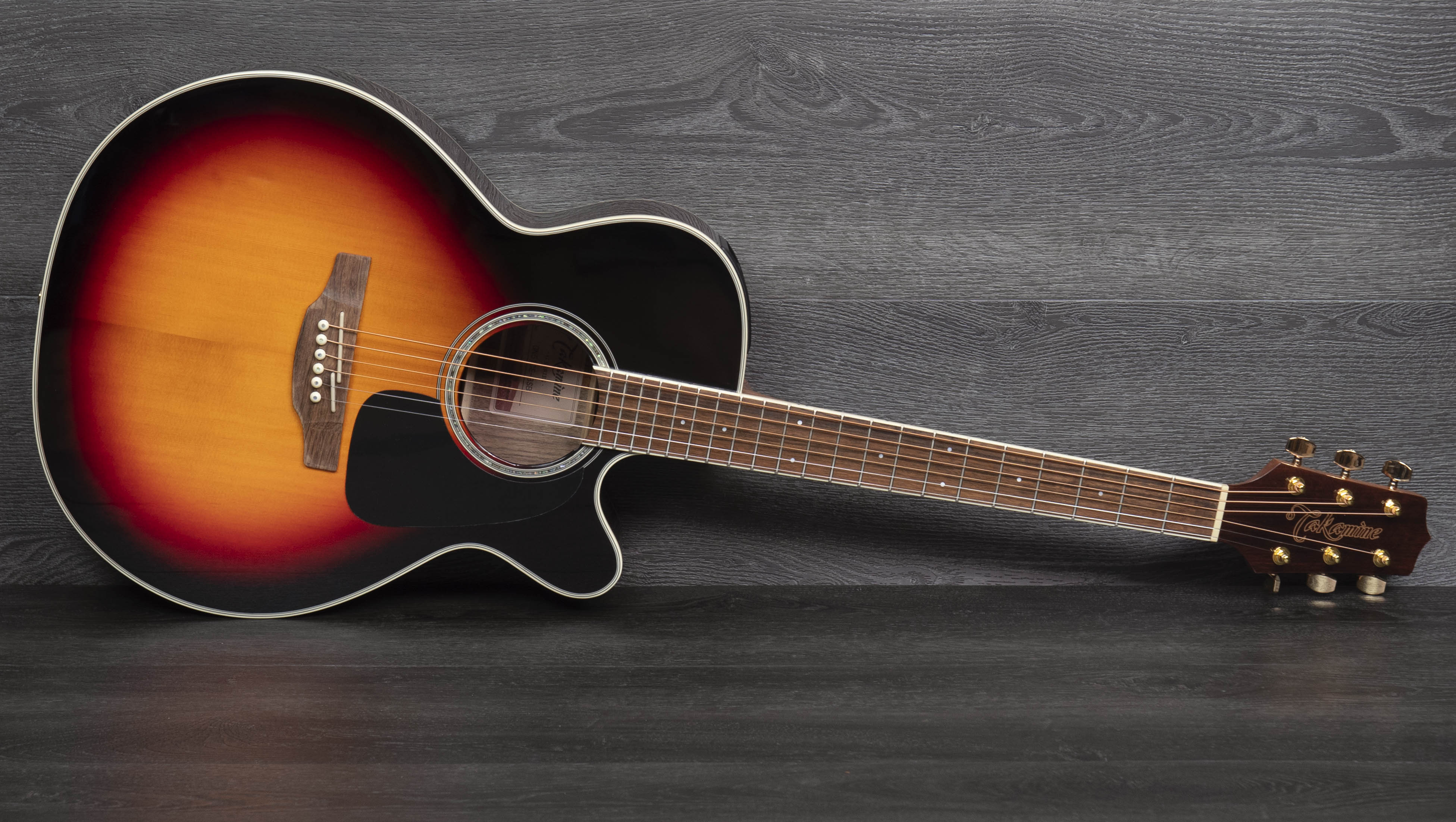 Takamine GN51CE-BSB NEX Cutaway, tapa de abeto macizo Sunburst