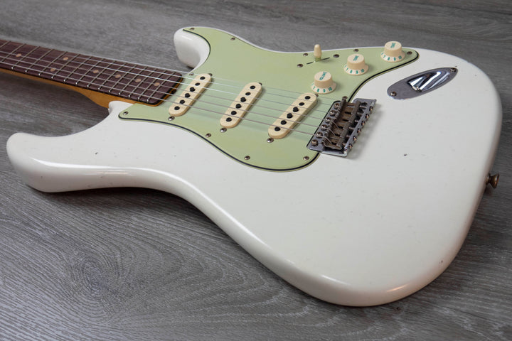 Fender Custom Shop Time Machine '64 Stratocaster Journeyman Relic, blanco olímpico envejecido