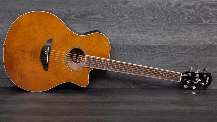 Guitare électro-acoustique Yamaha APX600FM, table en érable flammé, ambre
