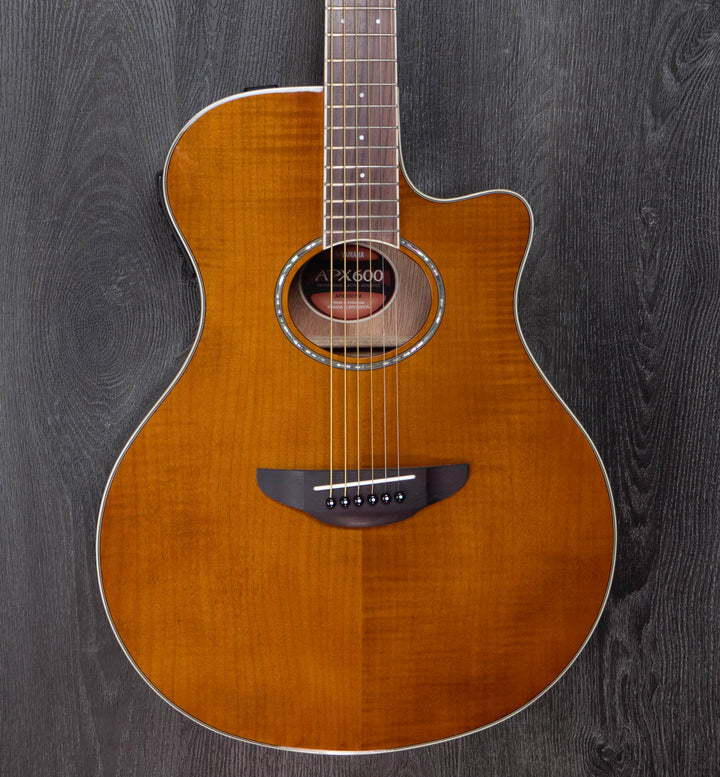 Guitare électro-acoustique Yamaha APX600FM, table en érable flammé, ambre