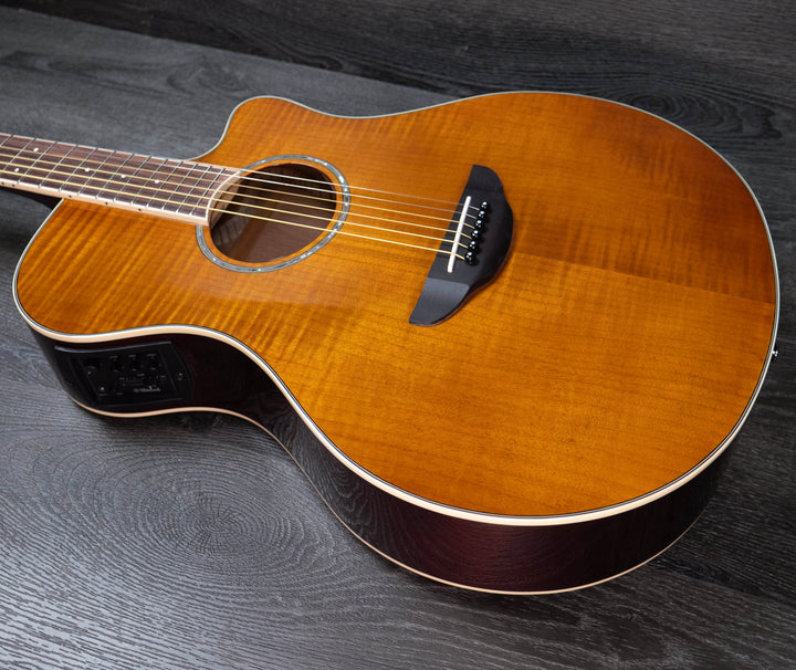 Guitare électro-acoustique Yamaha APX600FM, table en érable flammé, ambre