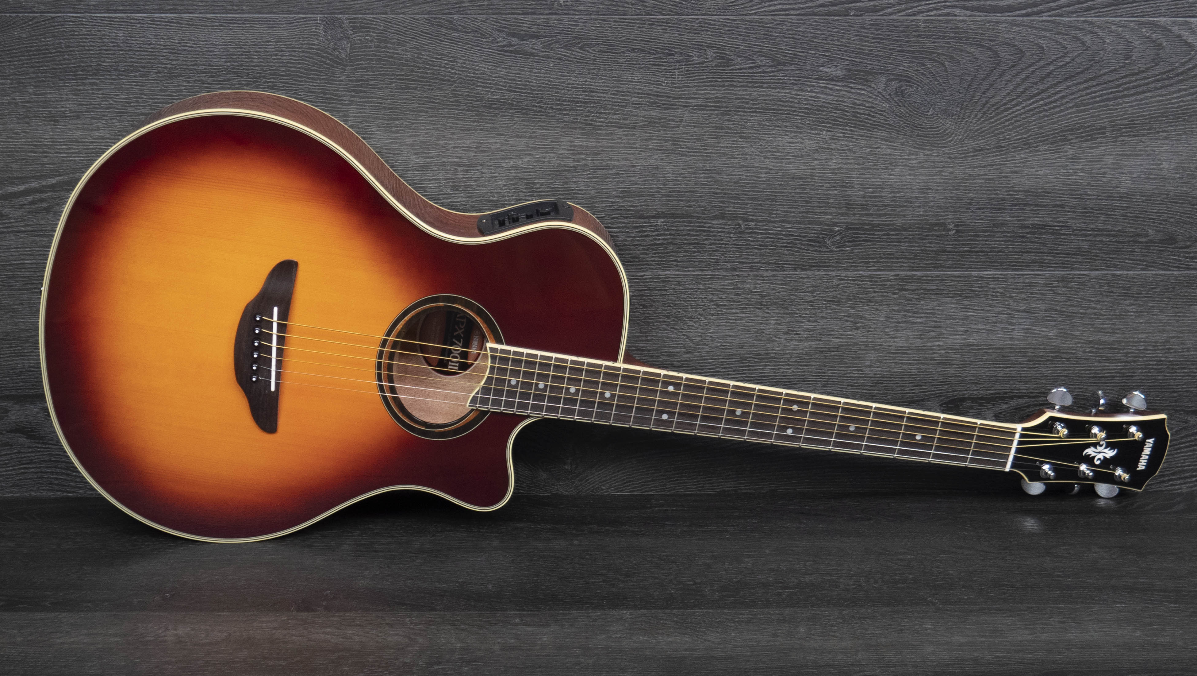 Guitarra electroacústica Yamaha APX700II, color marrón sunburst
