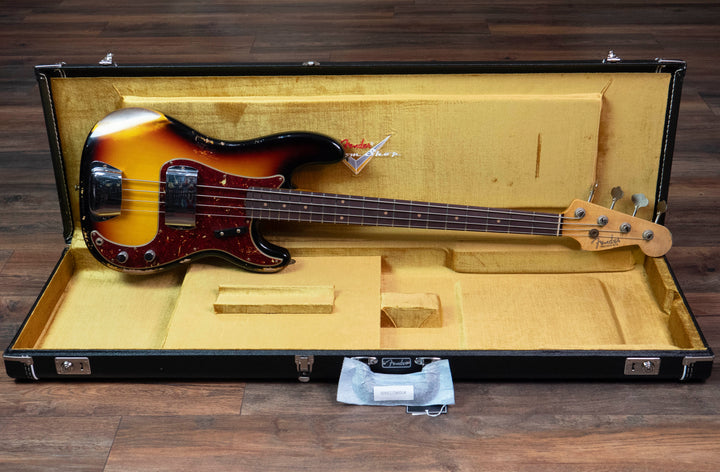 Bajo Fender Custom Shop edición limitada '63 Precision Bass Heavy Relic, Sunburst de 3 tonos con efecto envejecido descolorido n.º CZ579889
