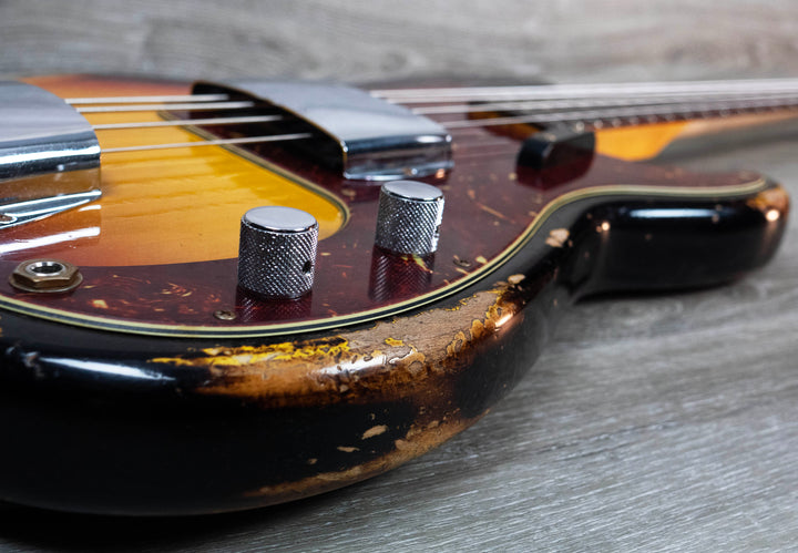 Bajo Fender Custom Shop edición limitada '63 Precision Bass Heavy Relic, Sunburst de 3 tonos con efecto envejecido descolorido n.º CZ579889