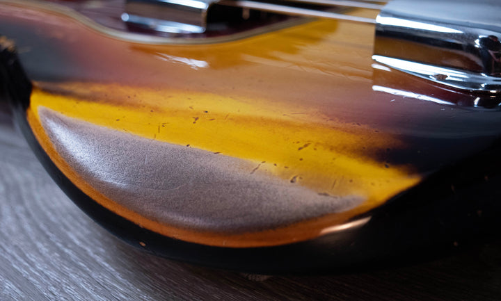 Bajo Fender Custom Shop edición limitada '63 Precision Bass Heavy Relic, Sunburst de 3 tonos con efecto envejecido descolorido n.º CZ579889