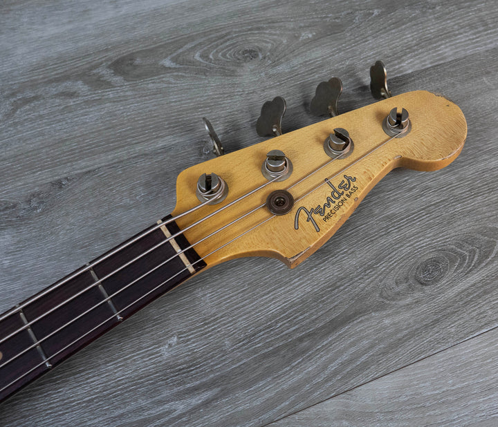 Bajo Fender Custom Shop edición limitada '63 Precision Bass Heavy Relic, Sunburst de 3 tonos con efecto envejecido descolorido n.º CZ579889