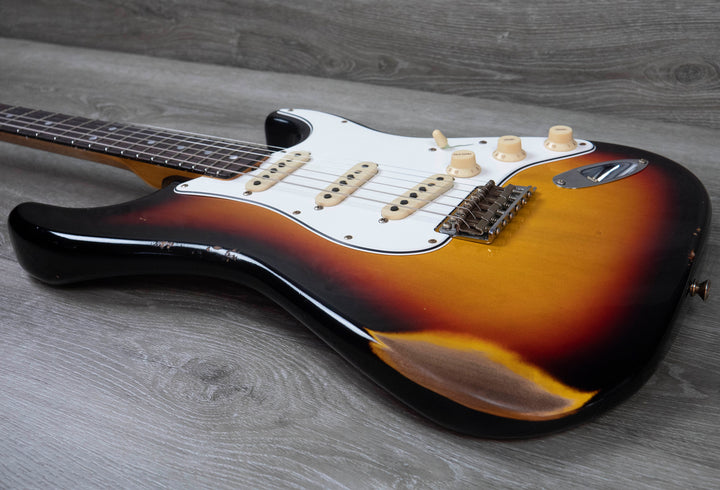 Fender Custom Shop Edición limitada Relic Stratocaster de finales de 1964, Target Sunburst de 3 colores n.º CZ572138