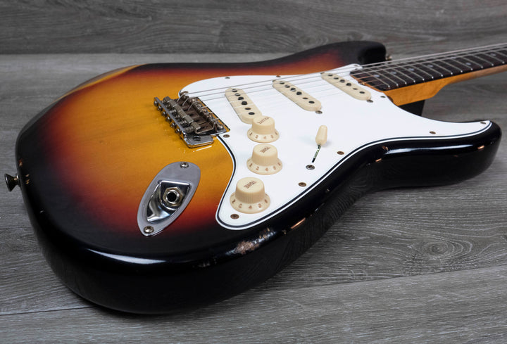 Fender Custom Shop Edición limitada Relic Stratocaster de finales de 1964, Target Sunburst de 3 colores n.º CZ572138