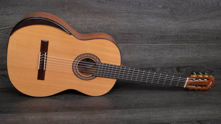 Guitarra clásica Manuel Rodríguez SUPERIOR AC, tamaño 4/4, tapa de cedro macizo, fondo y aros de bubinga