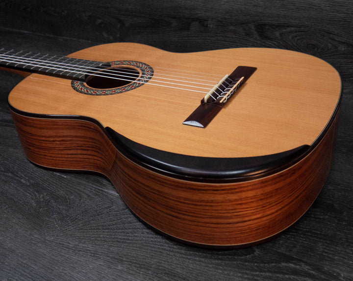 Guitarra clásica Manuel Rodríguez SUPERIOR AC, tamaño 4/4, tapa de cedro macizo, fondo y aros de bubinga