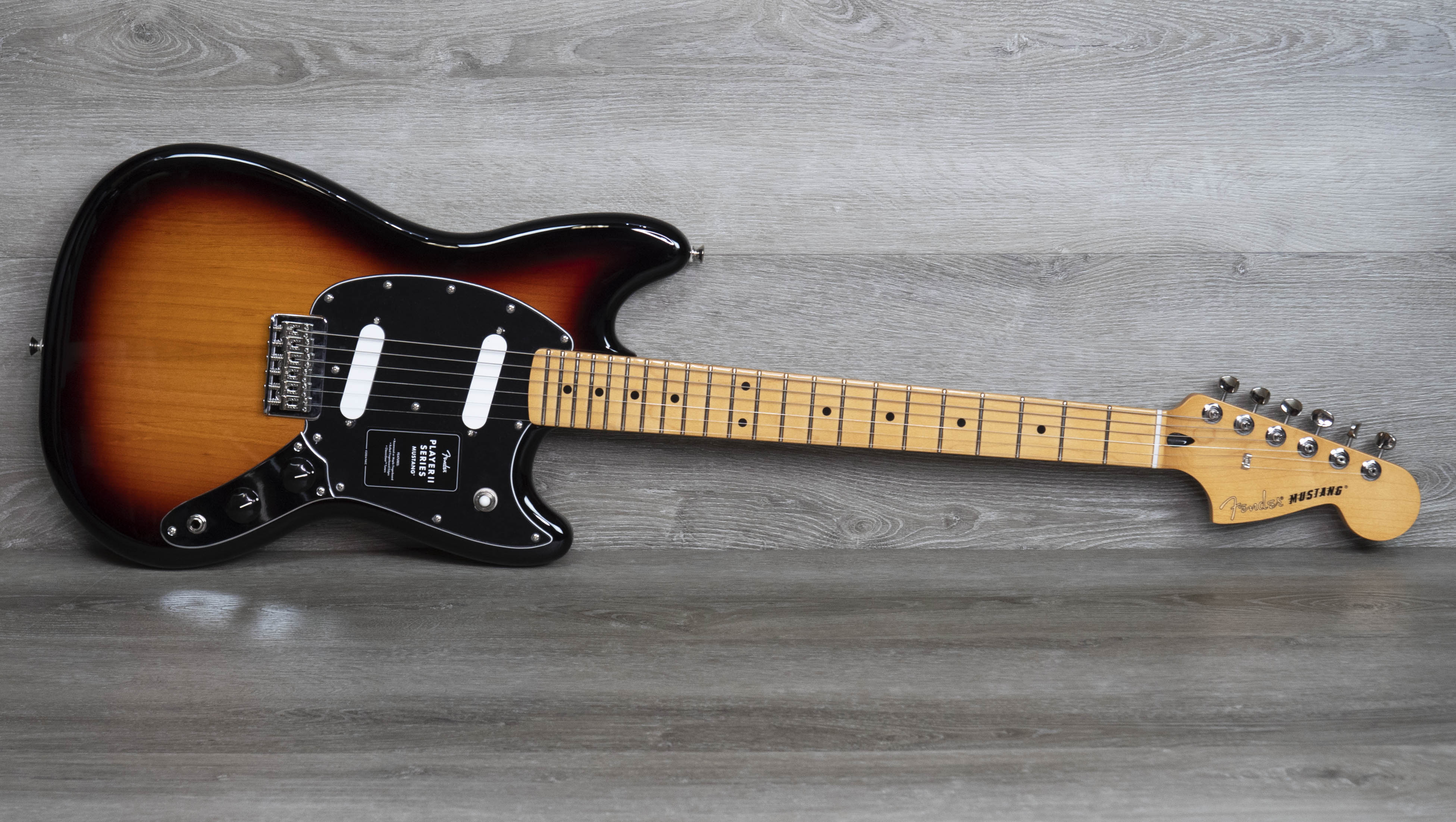 Fender Player II Mustang, Maple Fingerboard, 3-Colour Sunburst – A