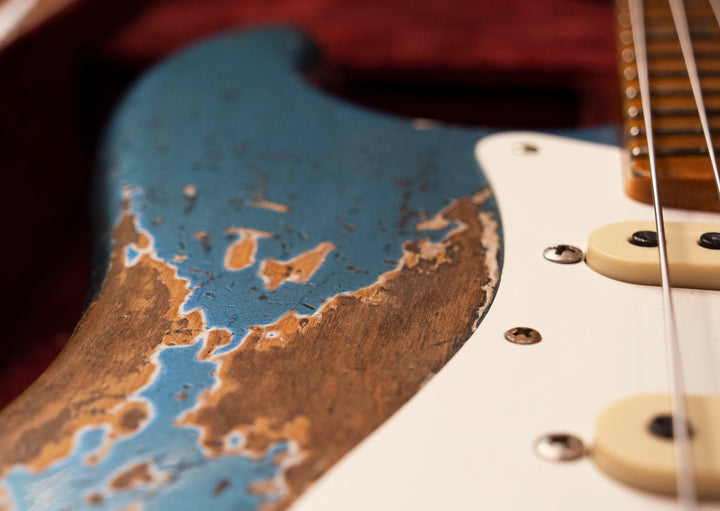 Fender Custom Shop Edición limitada Red Hot Stratocaster Super Heavy Relic, diapasón de arce, tono Lake Placid Blue envejecido superdesvanecido
