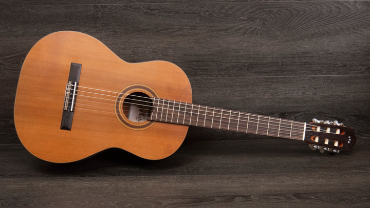 Guitarra clásica Córdoba C3M, tapa de cedro macizo, fondo y aros de caoba