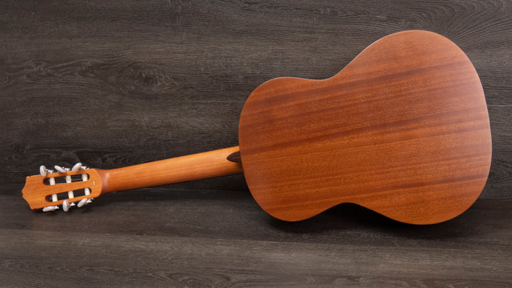 Guitarra clásica Córdoba C3M, tapa de cedro macizo, fondo y aros de caoba