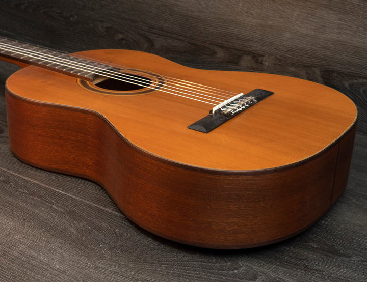 Guitarra clásica Córdoba C3M, tapa de cedro macizo, fondo y aros de caoba