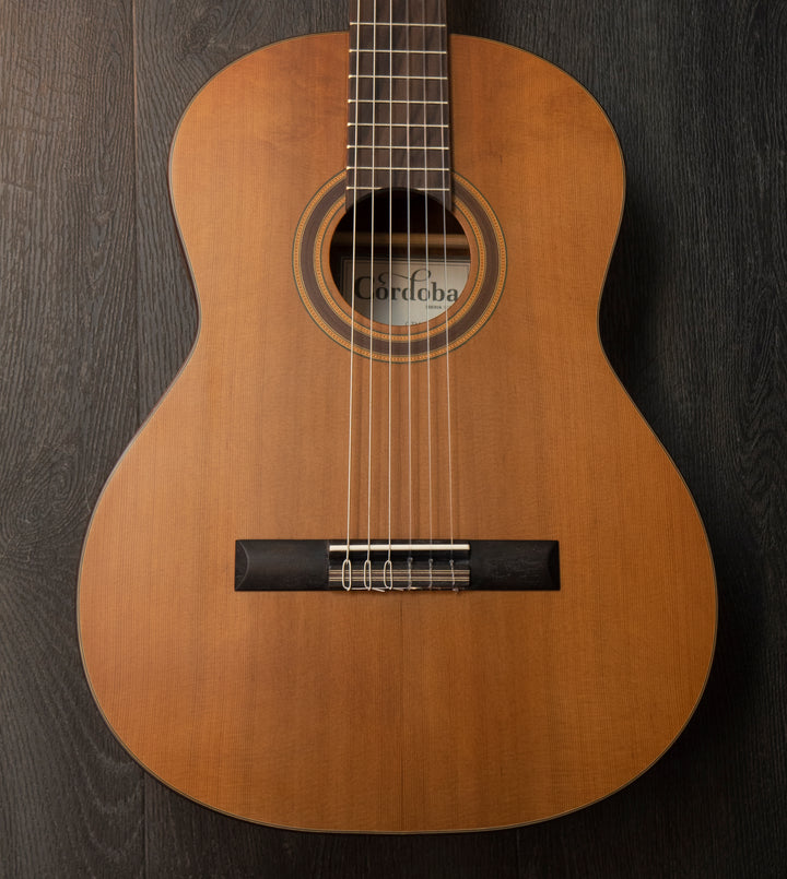Guitarra clásica Córdoba C3M, tapa de cedro macizo, fondo y aros de caoba