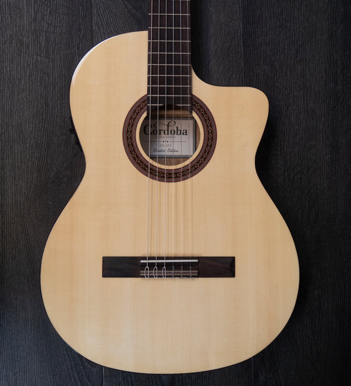 Guitarra electroclásica de edición limitada Cordoba C5-CET, tapa de abeto macizo, fondo y aros de arce veteado
