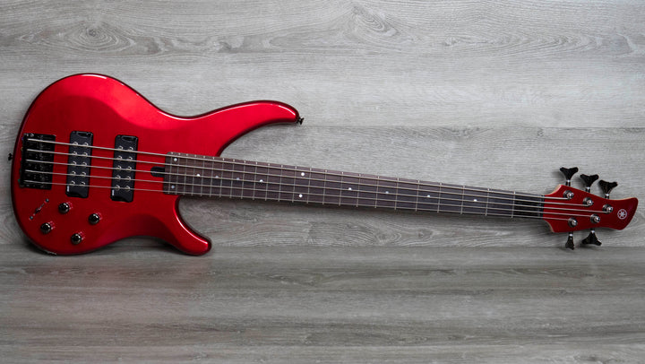 Bajo eléctrico de 5 cuerdas Yamaha TRBX305, color rojo manzana acaramelada