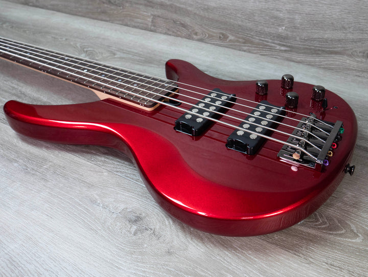 Bajo eléctrico de 5 cuerdas Yamaha TRBX305, color rojo manzana acaramelada