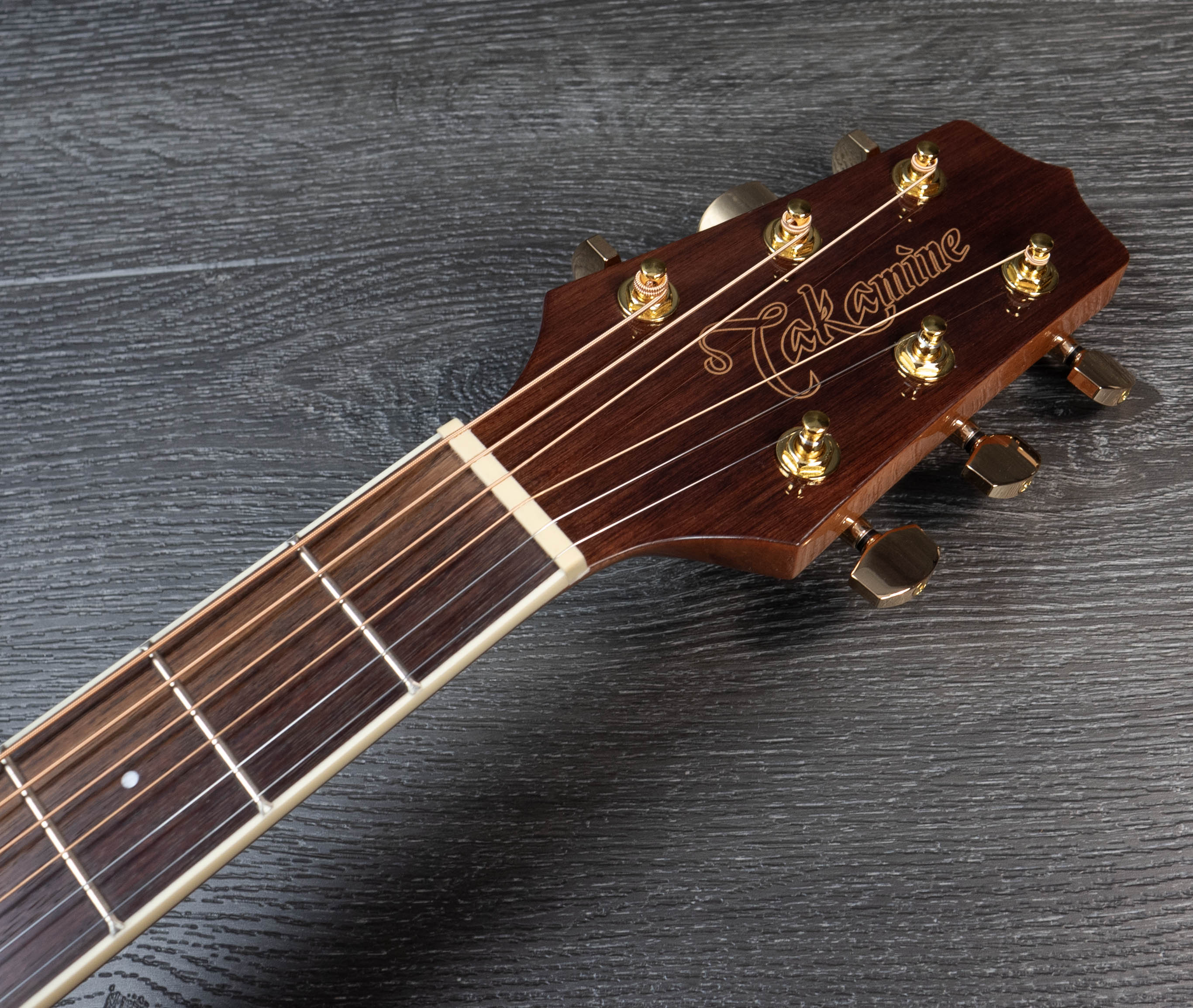 Takamine GN51CE-NAT NEX Cutaway, Solid Spruce Top, Rosewood Back w