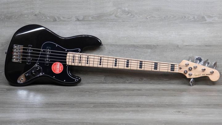 Squier Affinity Series Active Jazz Bass V, diapasón de arce, golpeador negro, negro metálico