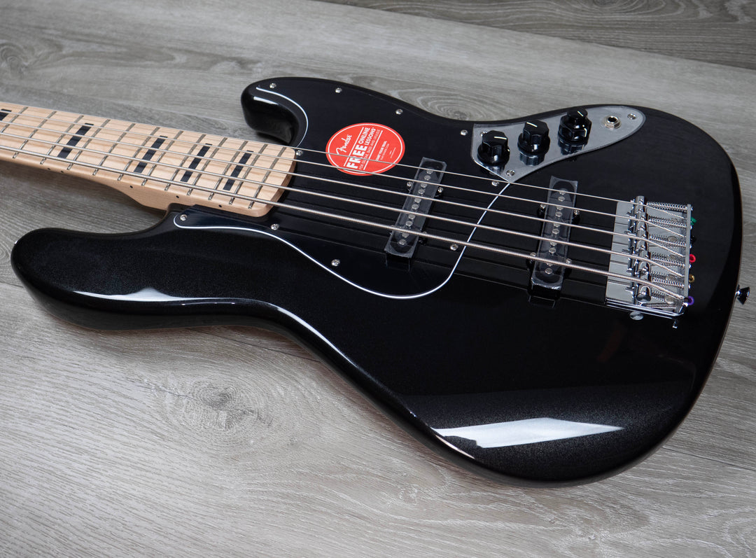 Squier Affinity Series Active Jazz Bass V, diapasón de arce, golpeador negro, negro metálico