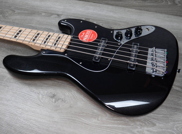 Squier Affinity Series Active Jazz Bass V, diapasón de arce, golpeador negro, negro metálico