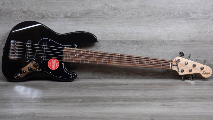 Squier Affinity Series Jazz Bass VI, touche en laurier, pickguard noir, noir métallisé