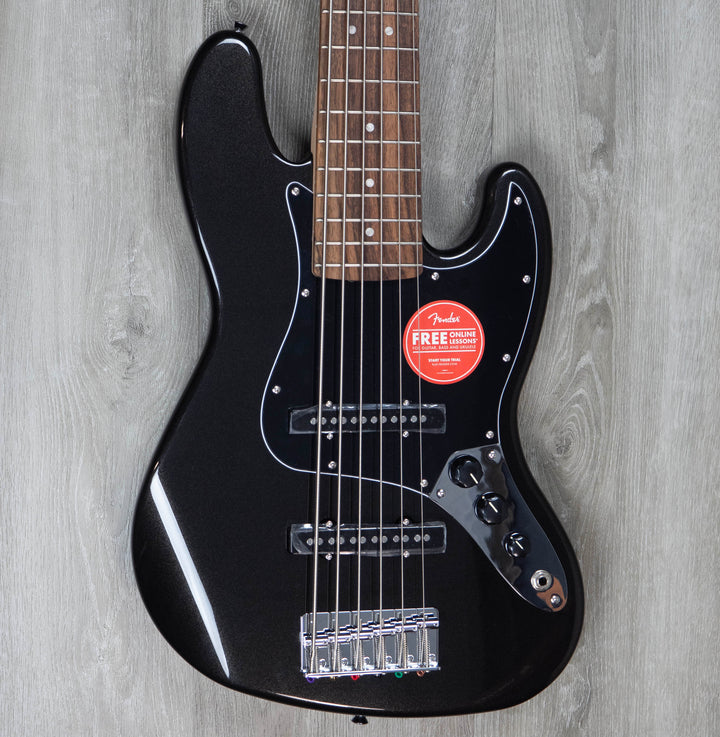 Squier Affinity Series Jazz Bass VI, touche en laurier, pickguard noir, noir métallisé