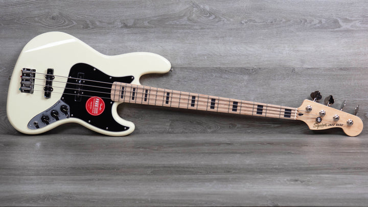 Bajo Squier Affinity Series Active Jazz, diapasón de arce, golpeador negro, blanco olímpico