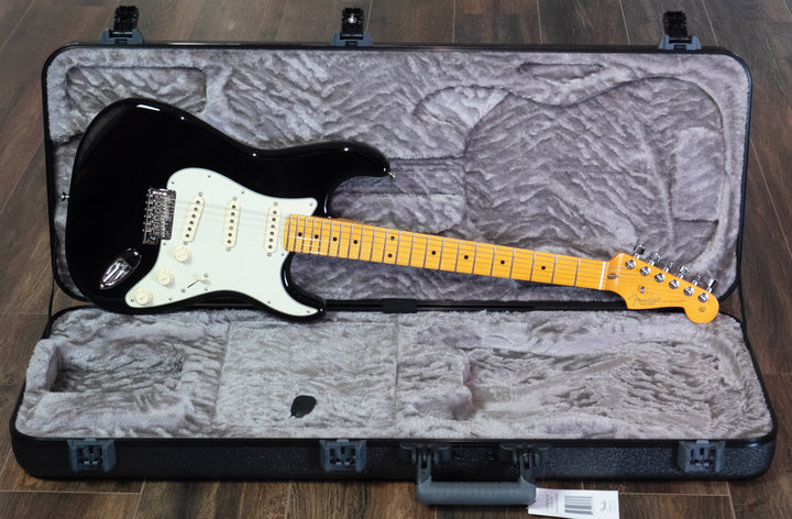 Fender American Professional Stratocaster, Maple Fingerboard, Black