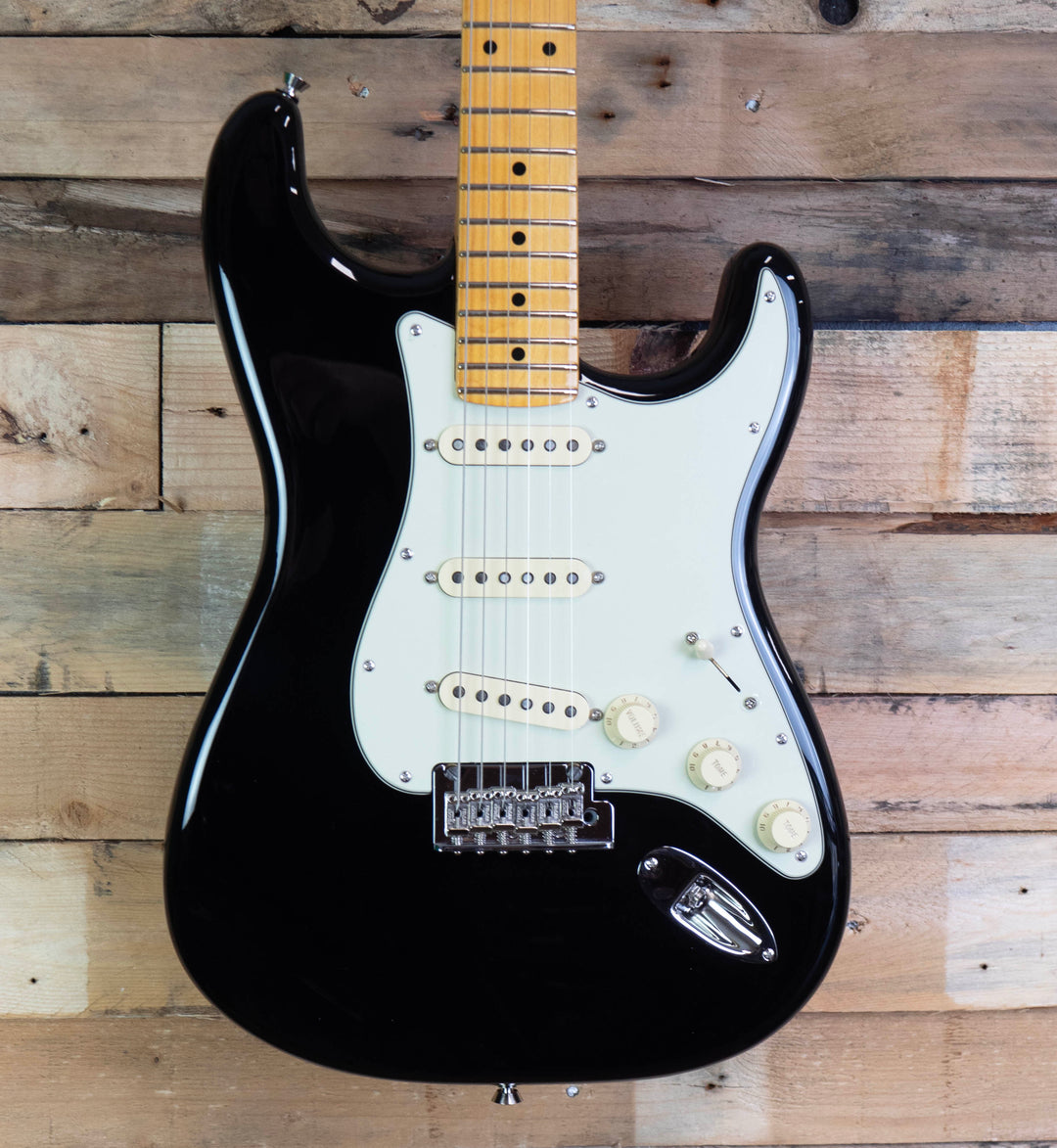 Fender American Professional Stratocaster, Maple Fingerboard, Black
