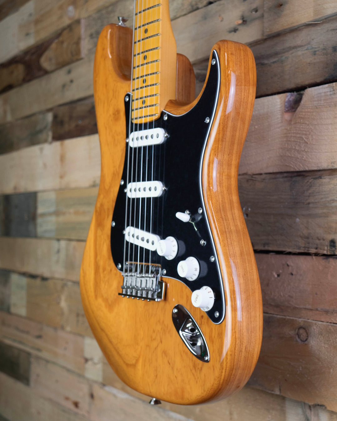 Fender American Professional Stratocaster, Maple Fingerboard, Natural