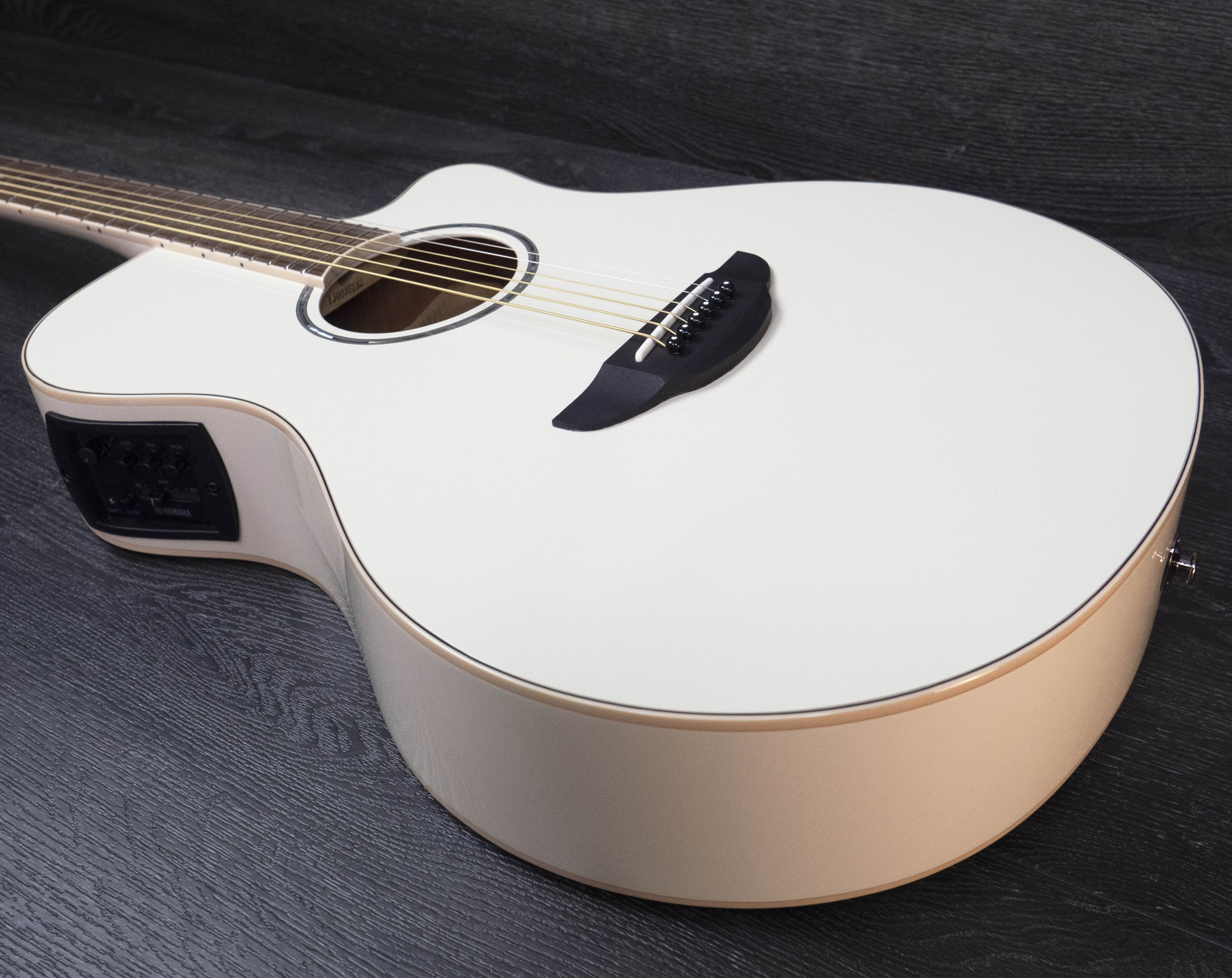 Yamaha APX600 Electro-Acoustic Guitar, Vintage White – A Strings