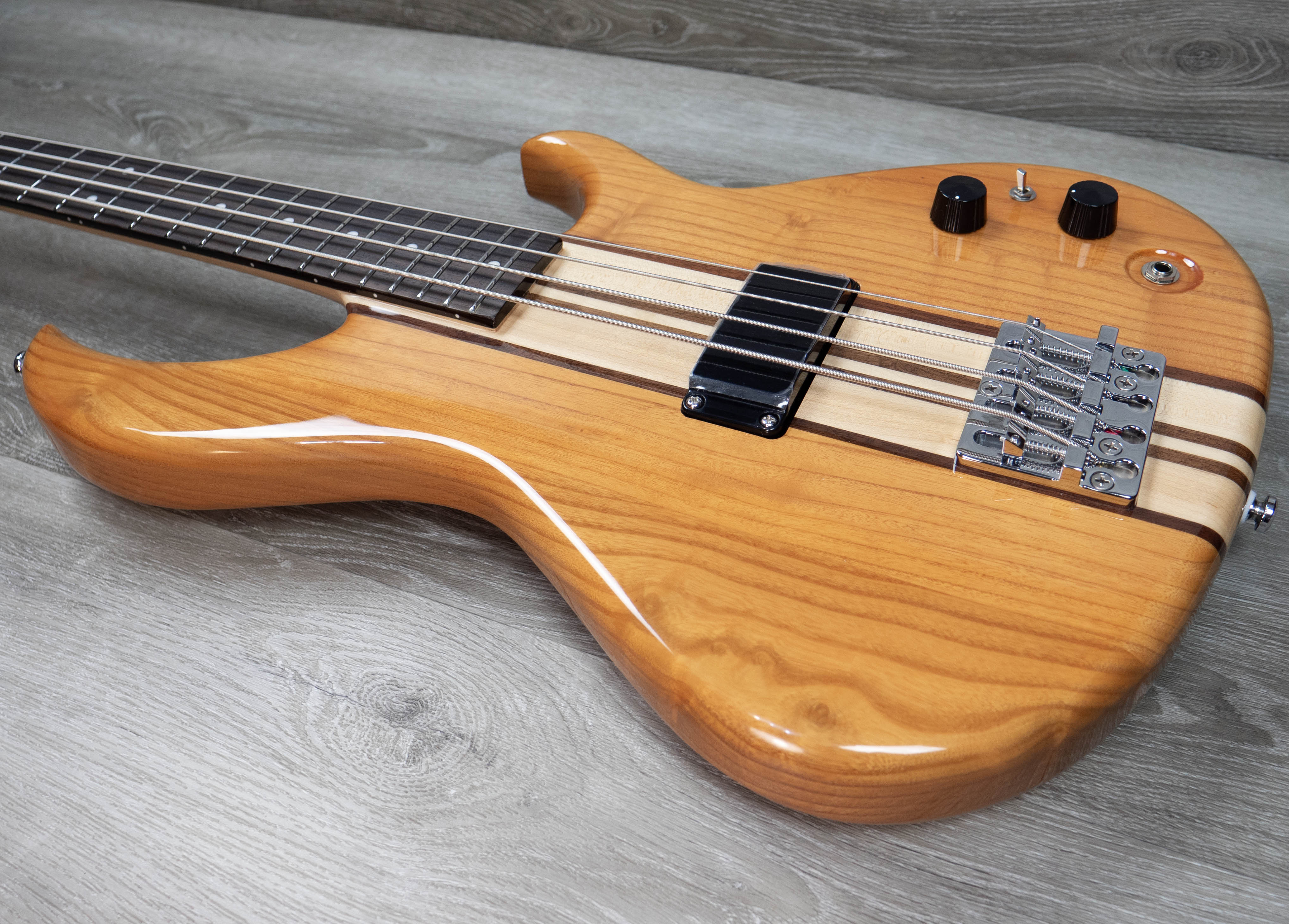 Aria Pro II SB-700, Oak – A Strings