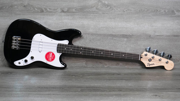 Bajo Squier Sonic Bronco, diapasón de laurel, golpeador blanco, negro