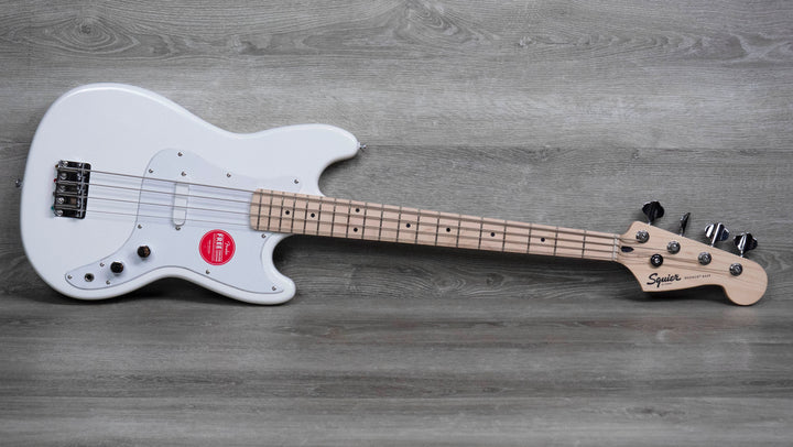 Bajo Squier Sonic Bronco, diapasón de arce, golpeador blanco, blanco ártico