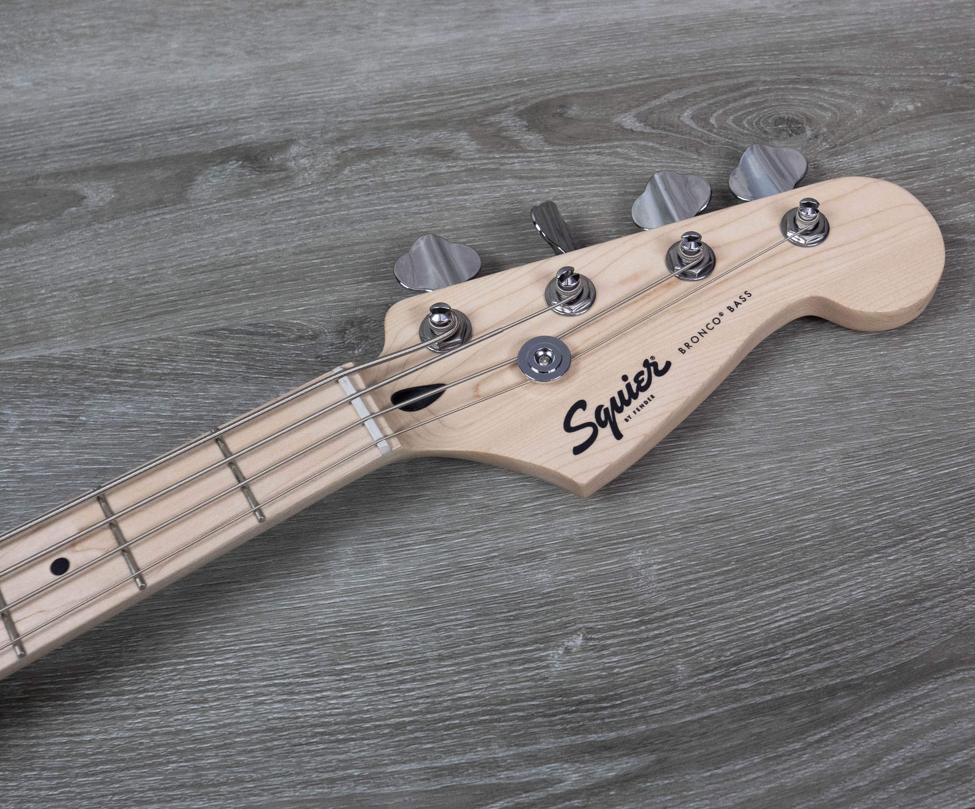 Squier Sonic Bronco Bass, Maple Fingerboard, White Pickguard