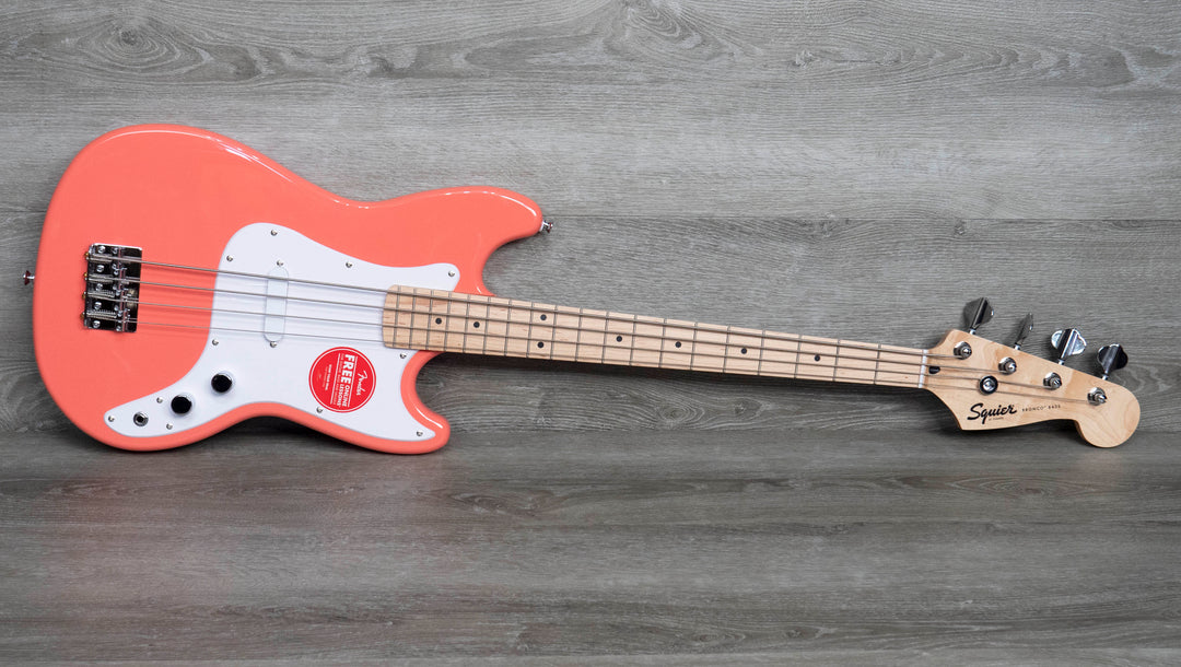 Basse Squier Sonic Bronco, touche en érable, pickguard blanc, corail de Tahiti