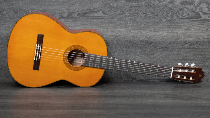 Guitarra clásica Yamaha CG122MC, tapa de cedro macizo 