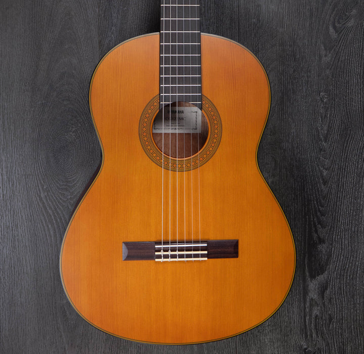 Guitarra clásica Yamaha CG122MC, tapa de cedro macizo 