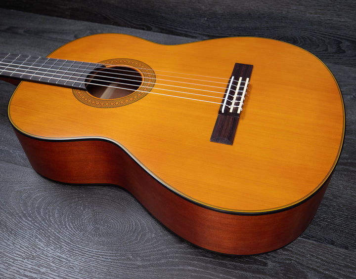 Guitarra clásica Yamaha CG122MC, tapa de cedro macizo 