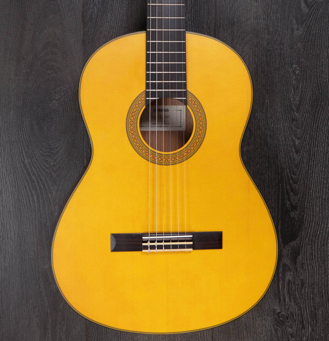 Guitarra clásica Yamaha CG122MC, tapa de cedro macizo 