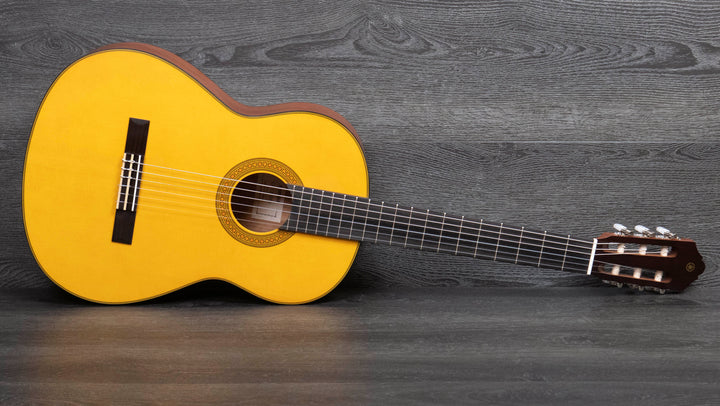 Guitarra clásica Yamaha CG122MC, tapa de cedro macizo 