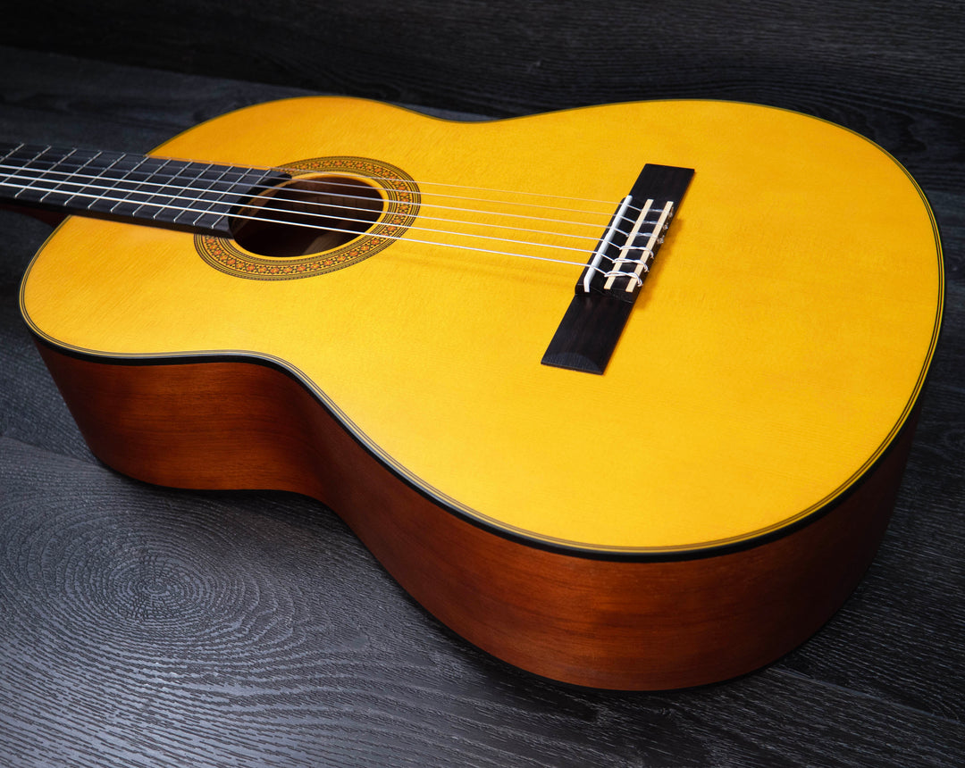 Guitarra clásica Yamaha CG122MC, tapa de cedro macizo 