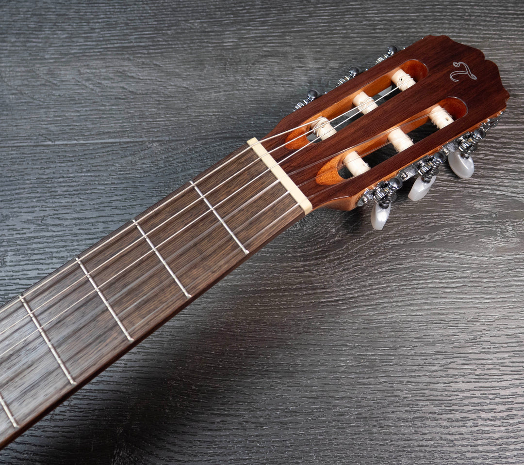 Takamine GC1CE-NAT Guitarra clásica con cutaway, tapa de abeto brillante, fondo de caoba y pastilla TP-E