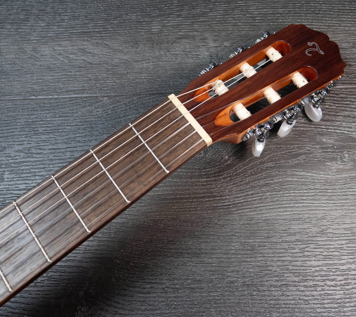 Takamine GC1CE-NAT Guitarra clásica con cutaway, tapa de abeto brillante, fondo de caoba y pastilla TP-E