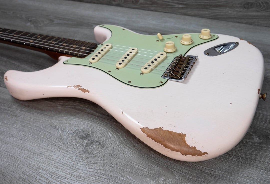 Fender Custom Shop 1963 Stratocaster® Journeyman Relic con herrajes Closet Classic, diapasón de palisandro, blanco olímpico envejecido