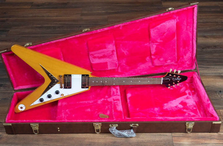 Epiphone inspirada en Gibson 1958 Korina Flying V (golpeador blanco), natural envejecido