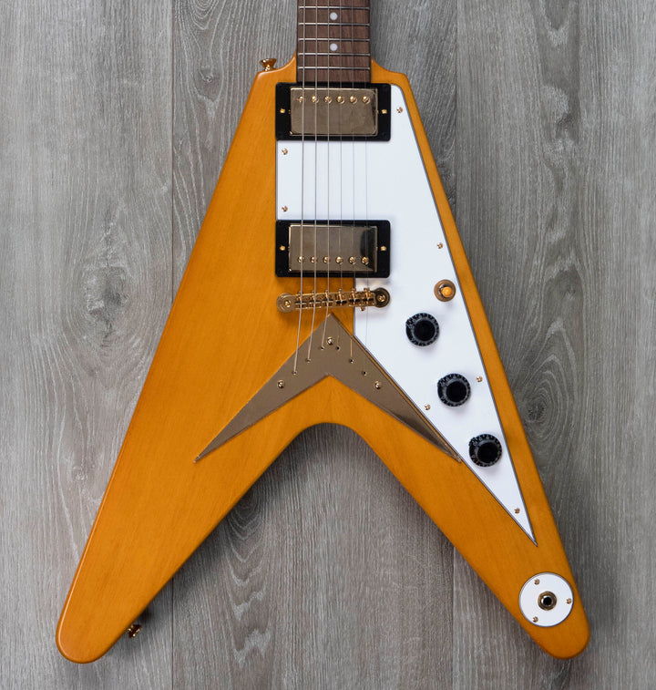 Epiphone inspirada en Gibson 1958 Korina Flying V (golpeador blanco), natural envejecido